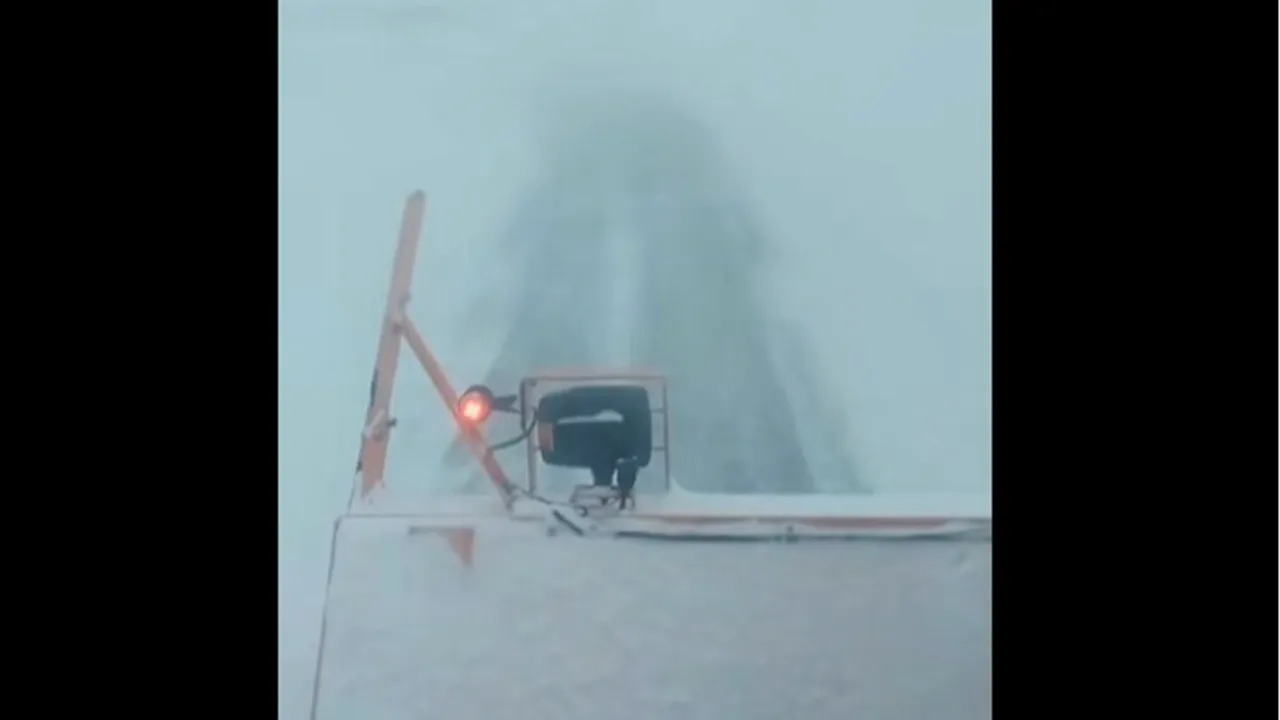 Viscol pe Transalpina: acces permis doar cu tracțiune integrală sau lanțuri la Rânca. VIDEO