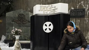 Văduva unui fost preşedinte georgian încearcă să-şi dezgroape soţul în semn de protest
