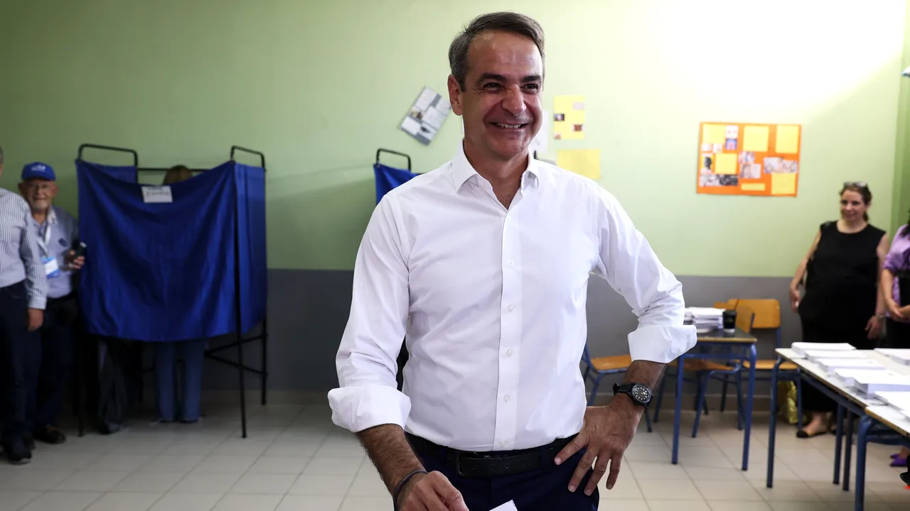 Mitsotakis revine în funcţia de premier al Greciei după o victorie electorală zdrobitoare