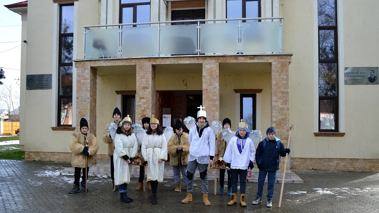 Tradiţii de Crăciun: Feciorii dintr-un sat din Timiş merg cu „calul” la colindat, la fetele de măritat
