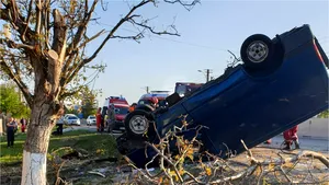 Un mort şi doi răniţi, după ce o maşină s-a răsturnat pe DN1. Traficul este restricţionat