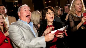 Cadoul neaşteptat primit de angajaţii unei agenţii imobiliare. Momentul în care compania îi surprinde cu bonusuri de 10 milioane de dolari. VIDEO