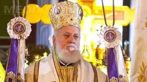 Buzău: Câteva sute de persoane au stat la coadă pentru a-i aduce un ultim omagiu lui IPS Epifanie