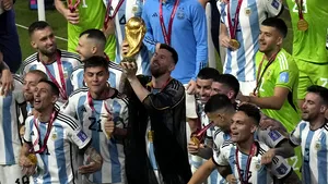 Lionel Messi, pus să poarte bisht-ul tradiţional arab în timp ce a ridicat Cupa Mondială