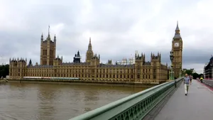 O nouă lege din Marea Britanie își propune să oprească mușamalizările oficiale după tragedii