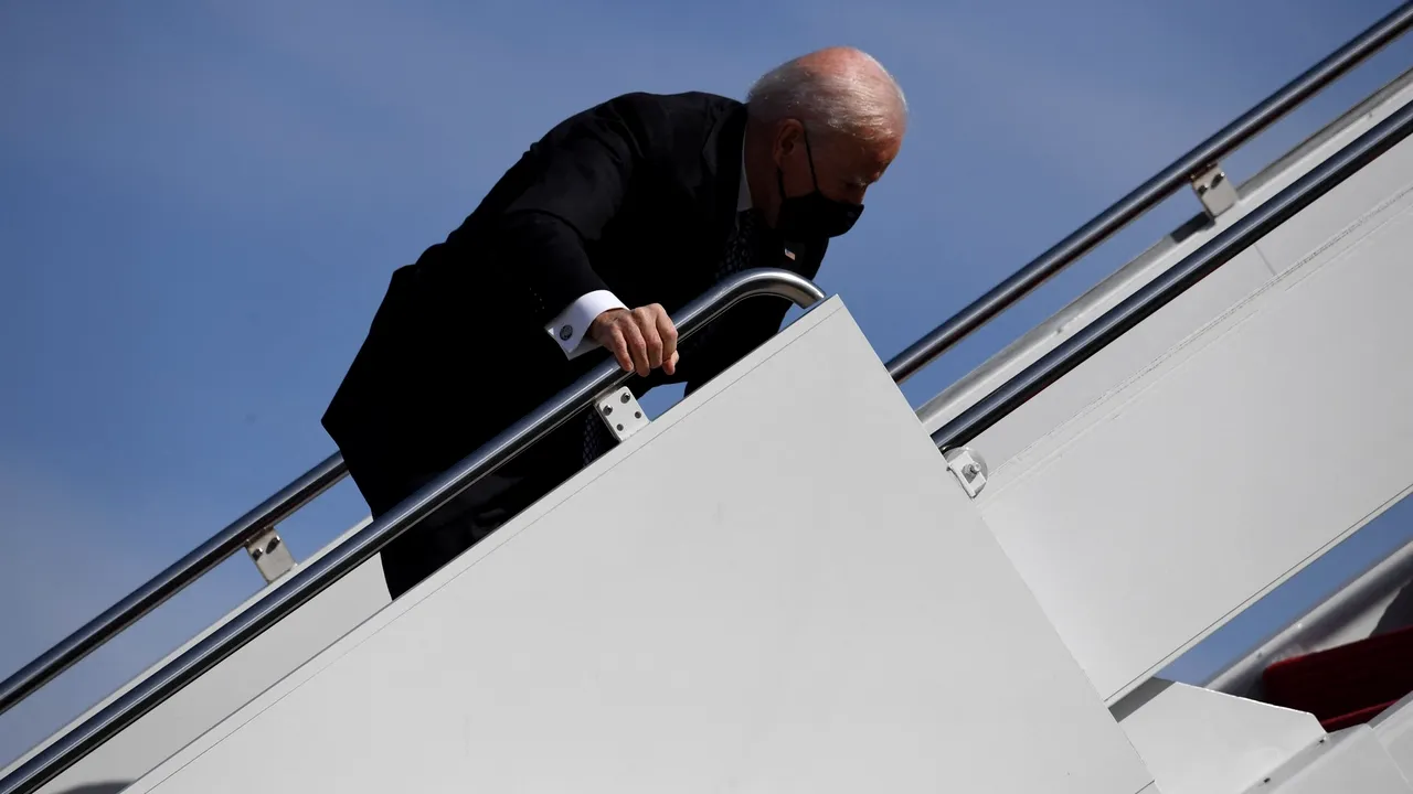 Reacţia Casei Albe după ce Joe Biden s-a împiedicat în timp ce se îmbarca la bordul Air Force On. Cum se simte preşedintele 