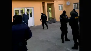 Percheziţii în Capitală. Mai multe persoane, bănuite că ar fi furat peşte dintr-un lac privat şi l-ar fi vândut fără autorizaţiile necesare