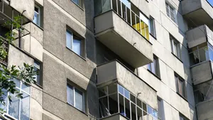 Un tânăr a căzut, în somn, de la etajul 4 - VIDEO