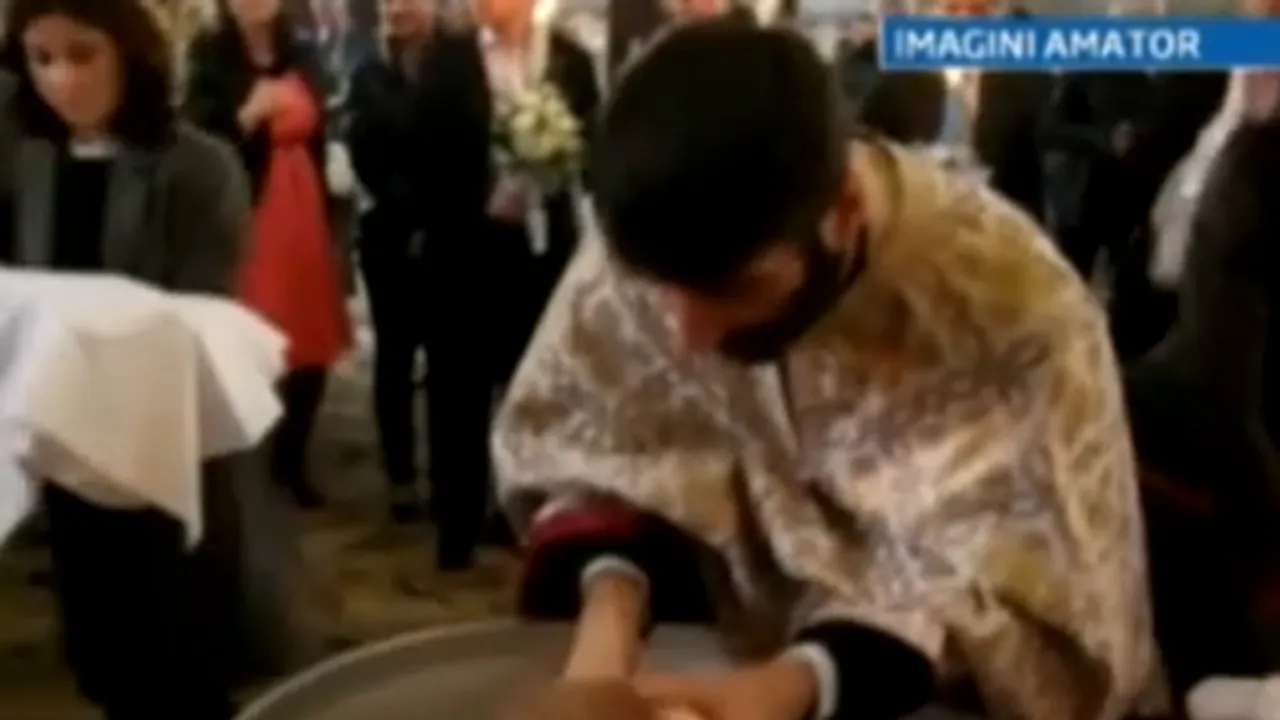 Botez periculos: Un bebeluş, la un pas de a fi înecat în cristelniţă