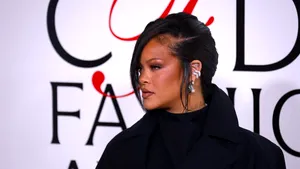 Focuri de armă trase asupra casei cântăreței Rihanna. O femeie a fost arestată