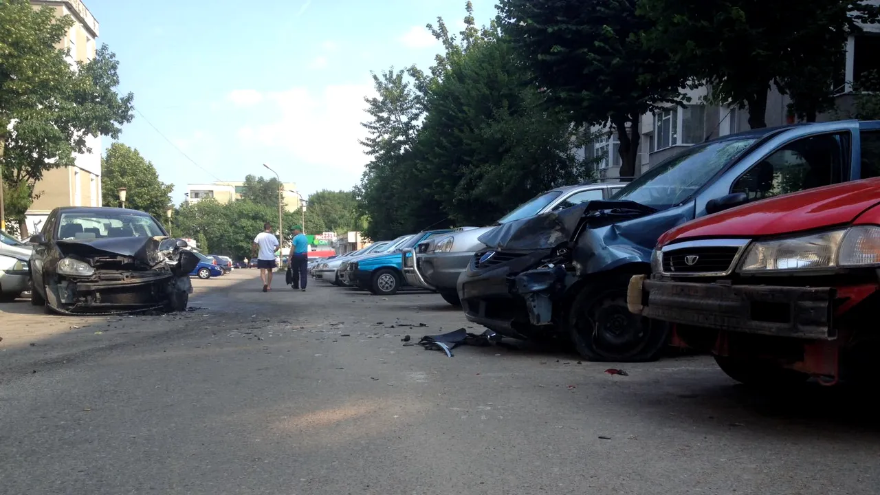 Argeş: Un tânăr de 19 ani a fost reţinut după ce a lovit cu maşina cinci autoturisme - FOTO/VIDEO