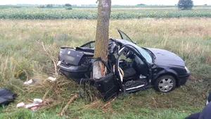 Accident mortal în Suceava: O persoană a murit după ce maşina în care se afla a intrat într-un copac