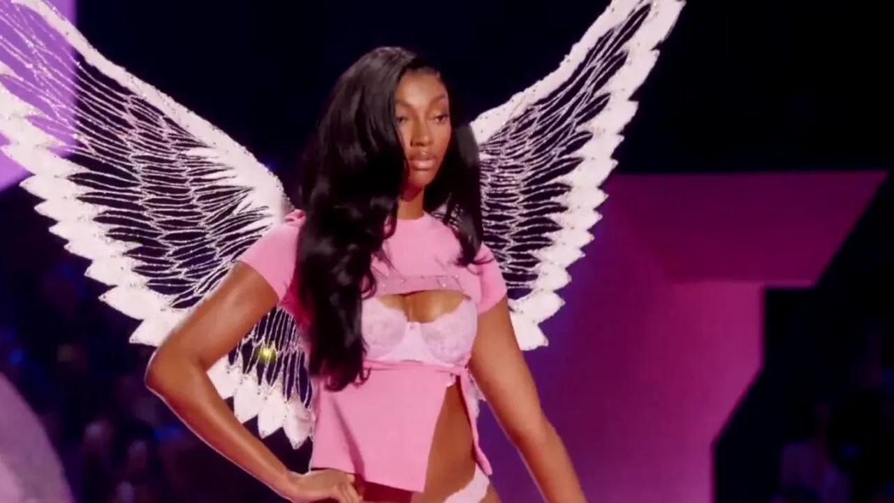 Angel Reese devine prima sportivă profesionistă care defilează în cadrul Victoria's Secret Fashion Show