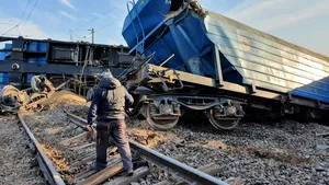 Noi imagini de la accidentul feroviar din Olt: Linia ferată, distrusă pe zeci de metri. Traficul ar putea fi reluat peste o săptămână
