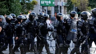 SOCIAL Alți cinci suspecți, reținuți după violențele de la protestul din Piața Victoriei. Unul ar fi lovit un jandarm