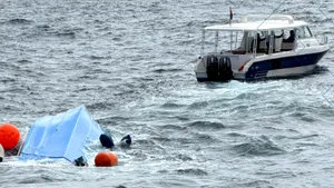 O barcă cu 25 de turiști la bord s-a răsturnat în largul coastelor Omanului. Trei persoane au murit