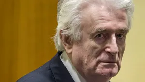 Radovan Karadzic va fi transferat în Marea Britanie pentru a-şi ispăşi condamnarea pe viaţă pentru genocidul de la Srebeniţa