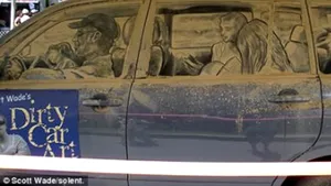 Priveşte ce face un artist cu geamurile murdare ale maşinii!