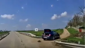 Cruzime fără margini, într-o localitate din Teleorman: câine târât de o maşină, ţinut de un copil