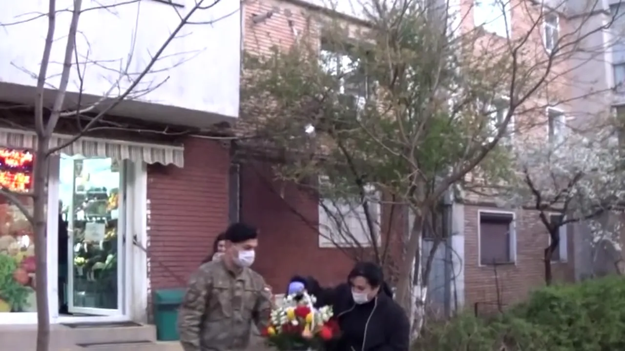 Asistenta din Galaţi, umilită de vecini pentru că trata pacienţi cu coronavirus, a fost aşteptată cu flori de militari: ”Pentru unii eşti erou!”. VIDEO EMOŢIONANT