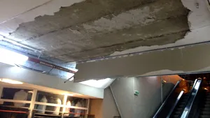 Tavanul unui pasaj pietonal din Piteşti s-a surpat. O adolescentă a fost rănită