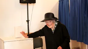 REPORTAJ: La 99 de ani, o femeie din Alba Iulia s-a dus la vot aşteptând 