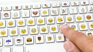 Topul celor mai confuze prescurtări, acronime online folosite de utilizatori