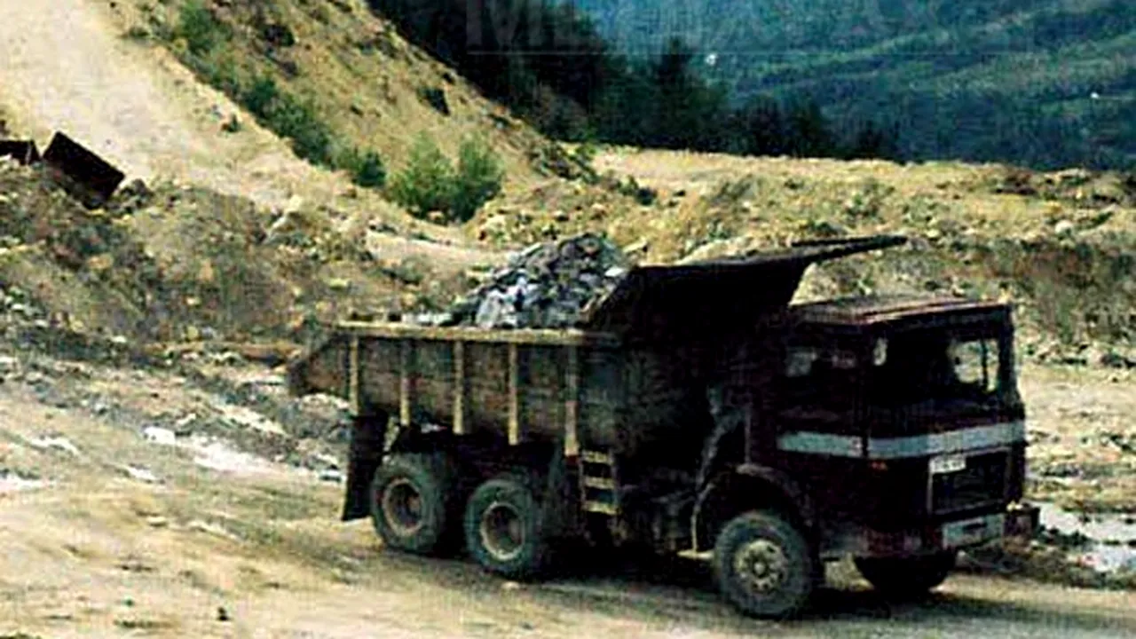 Un camion plin cu piatră s-a prăbuşit într-o râpă cu tot cu podul pe care îl traversa