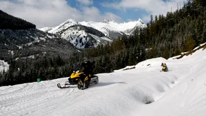 Accident cu snowmobilul furat, în Predeal. Un tânăr de 17 ani a murit, iar altul a ajuns la spital 