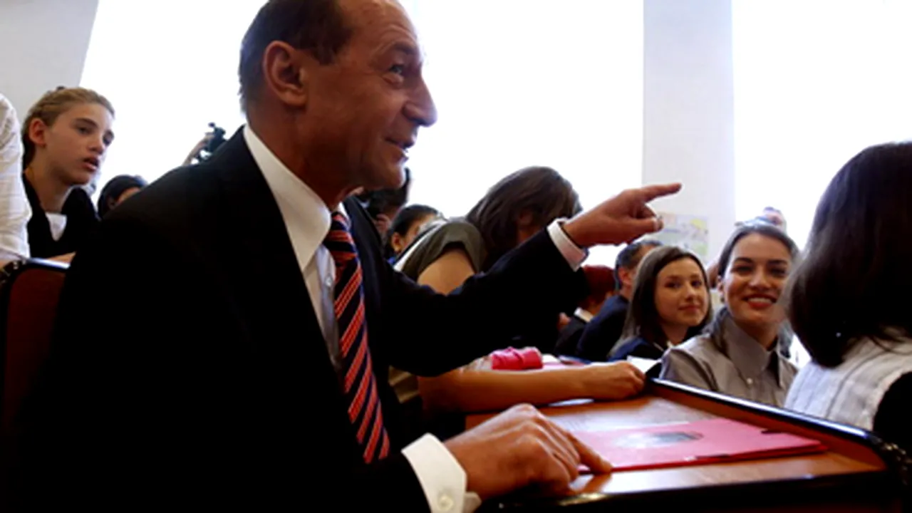 Prima zi de şcoală a elevilor Băsescu Traian, Geoană Mircea, Tudor Vadim şi Iliescu Ionel