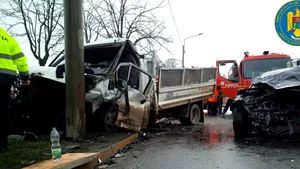 FOTO: Accident cu trei răniţi, după ce un camion s-a ciocnit cu o maşină în Satu Mare 