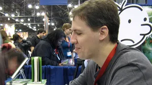 Jeff Kinney, unul dintre cei mai celebri autori de cărţi pentru copii din lume, vine în România