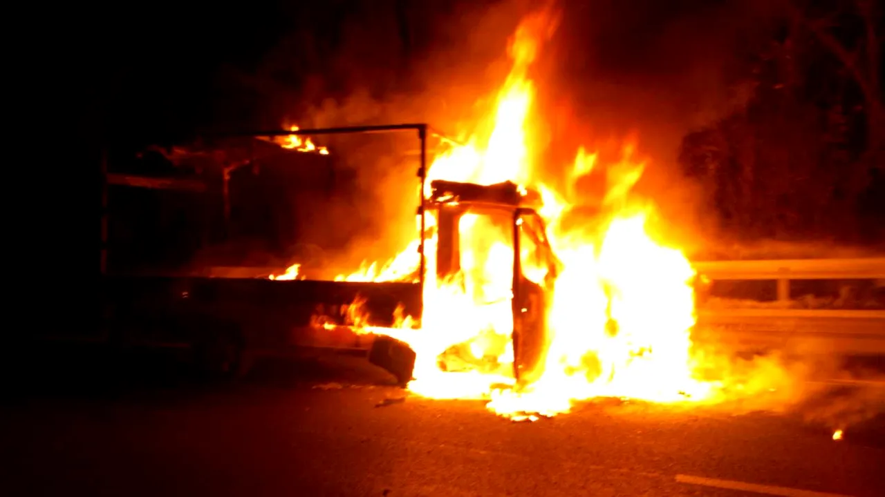 Un camion încărcat cu mobilă a luat foc pe Valea Oltului. Trafic oprit