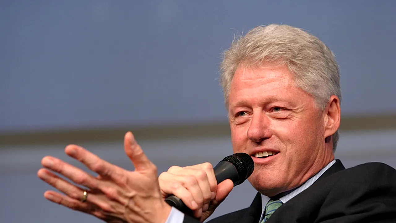 Bill Clinton critică presa şi pe susţinătorii lui Obama pentru atitudinea faţă de soţia sa
