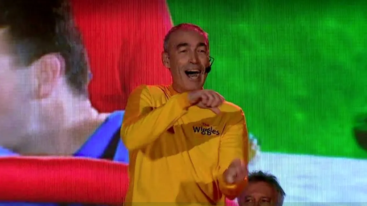 VIDEO: Momentul în care solistul unei celebre trupe se prăbuşeşte pe scenă. Spectatorii, în stare de şoc