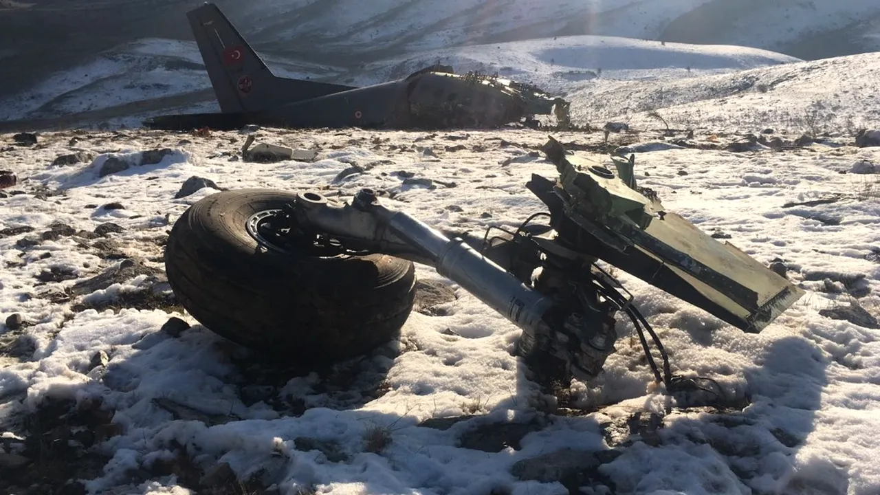 Avion prăbuşit în Turcia | Cel puţin trei persoane au murit - FOTO