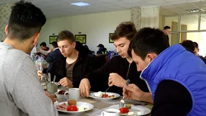 Performanţă pe stomacul gol. Sportivii unui club primesc mâncare contra unei rugăciuni