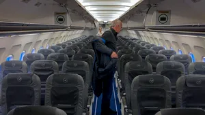 Bărbatul care a venit cu avionul din Madrid deşi era infectat cu COVID-19 are dosar penal