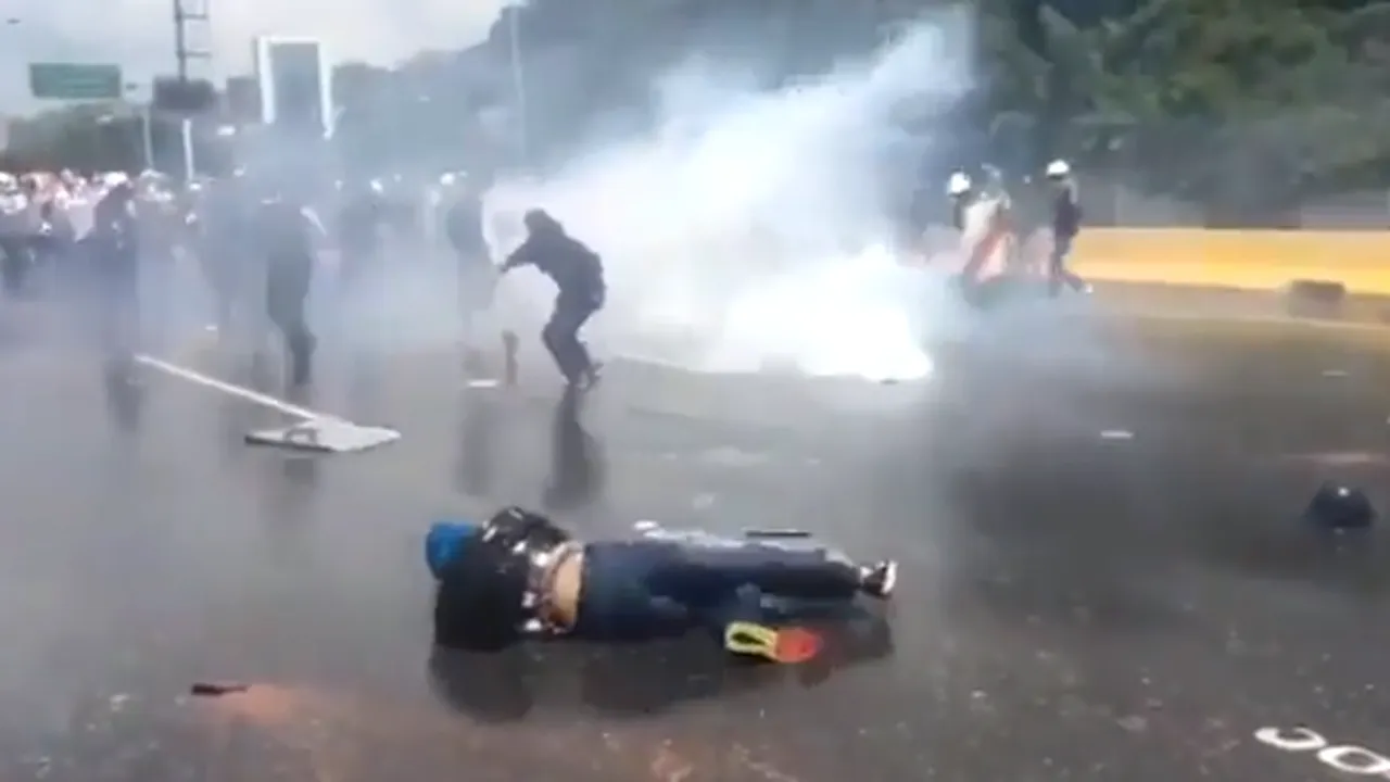 Lia Olguţa Vasilescu a distribuit un clip în care protestatari din Venezuela sunt alungaţi cu tunuri de apă