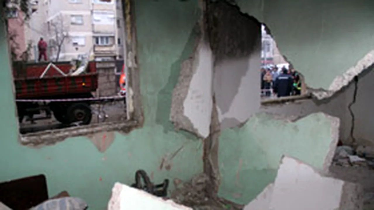 Satu Mare: Trei răniţi şi apartamente avariate într-o explozie produsă într-un bloc