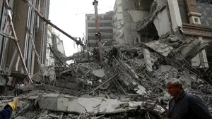 O clădire cu 10 etaje s-a prăbuşit în Iran. Primarul oraşului şi alţi oficiali au fost reţinuţi