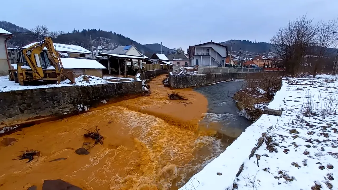 VIDEO Ape de mină neepurate poluează un râu din Maramureş. Cazul, semnalat de Apele Române