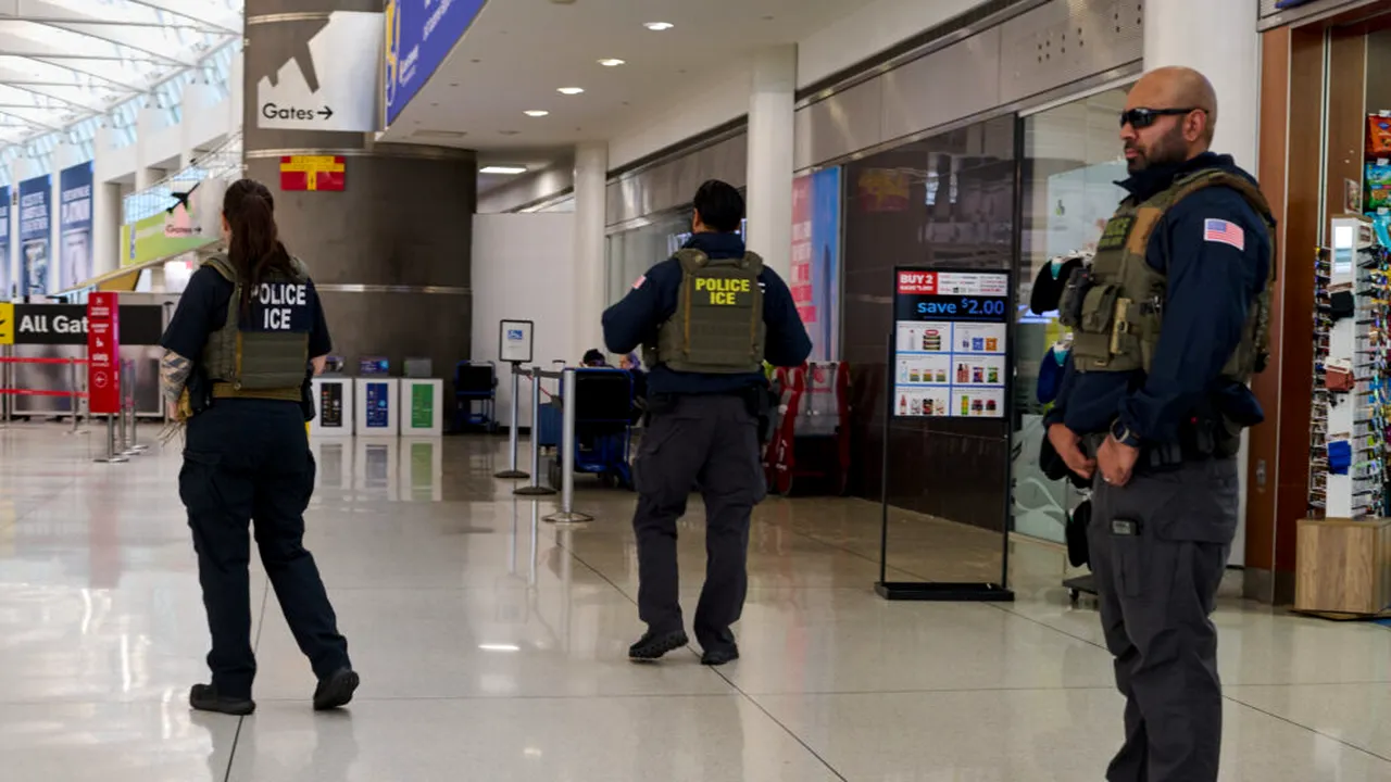 Statele Unite: ICE a deportat 442.000 de persoane într-un an, jumătate din cât promisese Trump