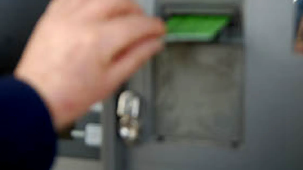 Tineri prinşi în timp ce încercau să sustragă bani cu carduri false