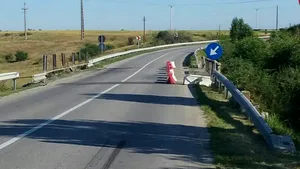 FOTO Traficul rutier pe DN 64 este închis pe termen nelimitat, între judeţele Olt şi Vâlcea, din cauza unui pod degradat