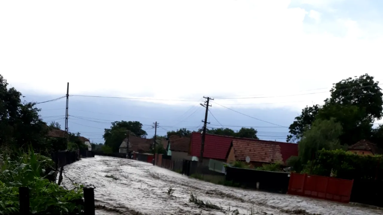 Situaţia drumurilor. Traficul rutier, în continuare oprit în anumite zone din cauza inundaţiilor 