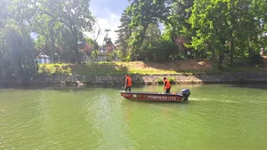 Un bărbat s-a aruncat în canalul Bega. Autoritățile intervin să-l găsească
