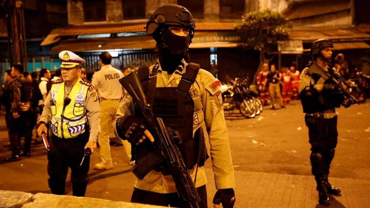 FOTO Trei poliţişti morţi şi zece persoane rănite în dublul atac sinucigaş din Jakarta