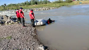 Doi frați de 12 și 15 ani au murit înecați în râul Moldova. O fetiță de 6 ani a fost salvată
