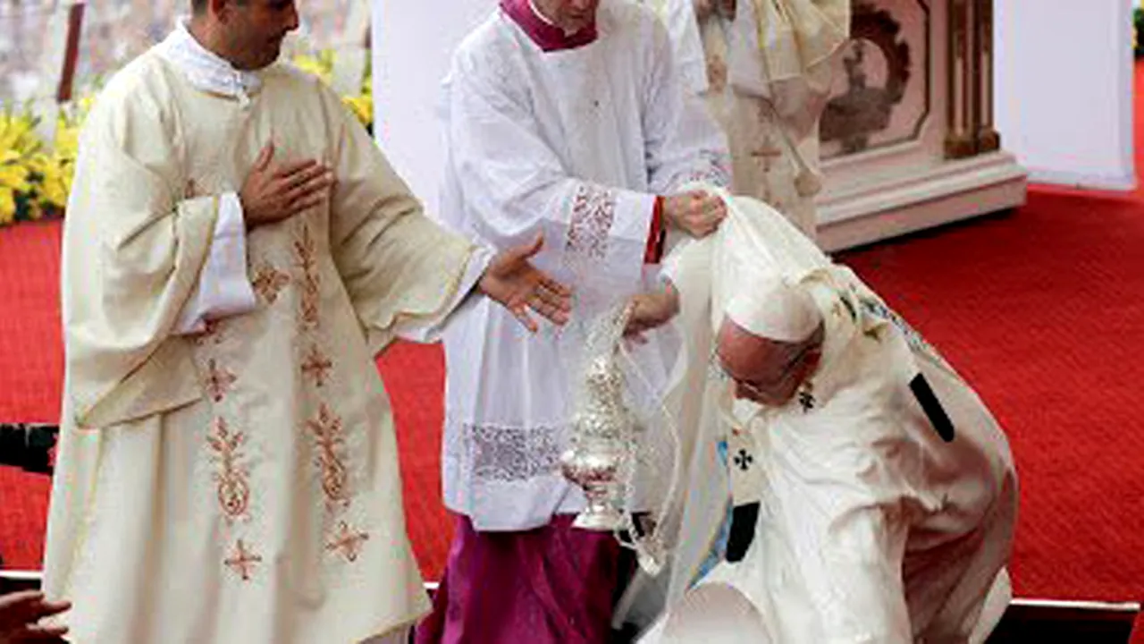 Papa Francisc a căzut în timpul unei ceremonii din Polonia, transmisă în direct - FOTO, VIDEO